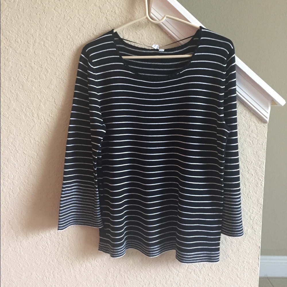 SOLD-NWT Cable & Gauge sweater